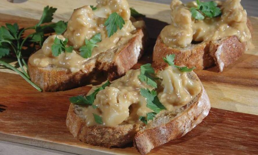 Рецепт тостов с цветной капустой в сырном соусе