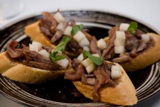 Тосты с уткой и грушей