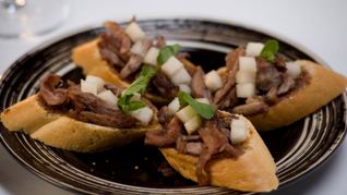 Тосты с уткой и грушей