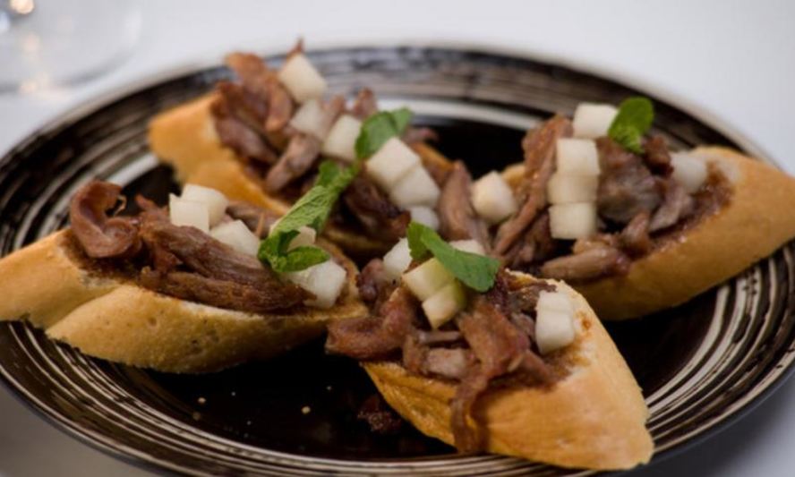 Рецепт тостов с уткой и грушей