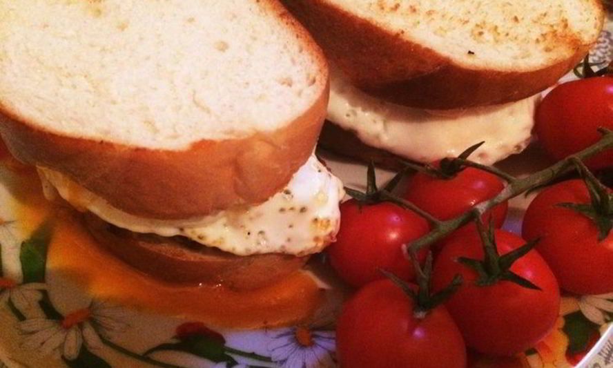 Рецепт тостов с ветчиной и овощами