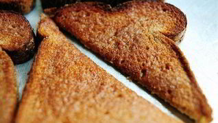 Тосты со специями, запеченные в духовке