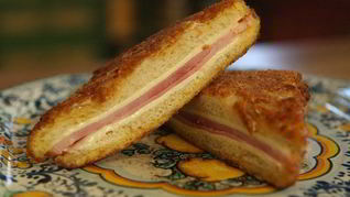 Тосты в домашних сухарях с ветчиной и сыром