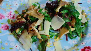 Жареные грибы на тостах