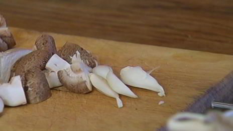 жареные грибы на тостах