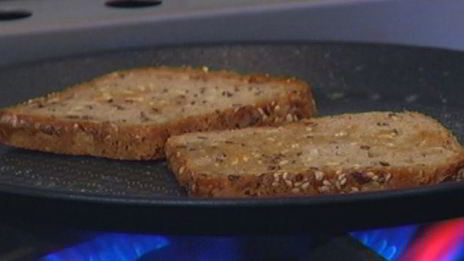 жареные грибы на тостах