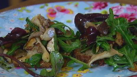 жареные грибы на тостах