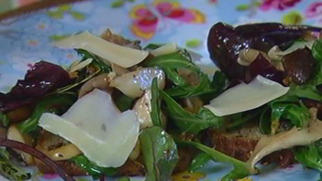 жареные грибы на тостах