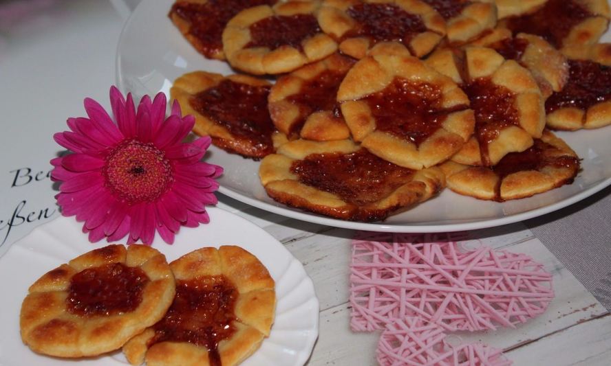 Рецепт творожных цветочков с вареньем