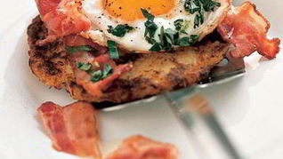 Глазунья с беконом на картофельно-яблочных лепешках