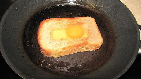 глазунья в хлебе