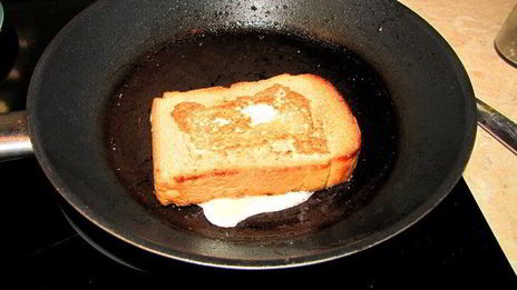 глазунья в хлебе