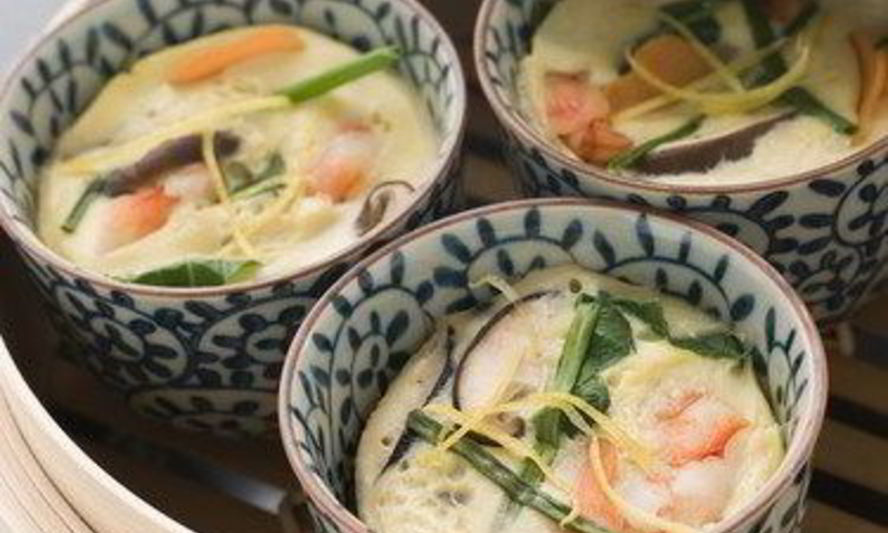 Рецепт печеной яичницы с креветками в сметанном соусе