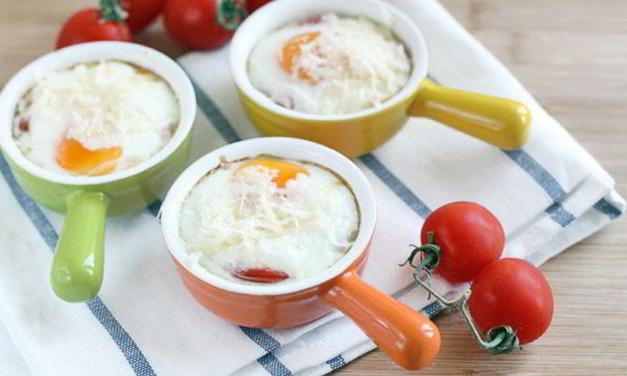 Рецепт порционной яичницы с помидорами в духовке