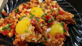 Вкуснейшая яичница с копченой грудинкой, помидорами