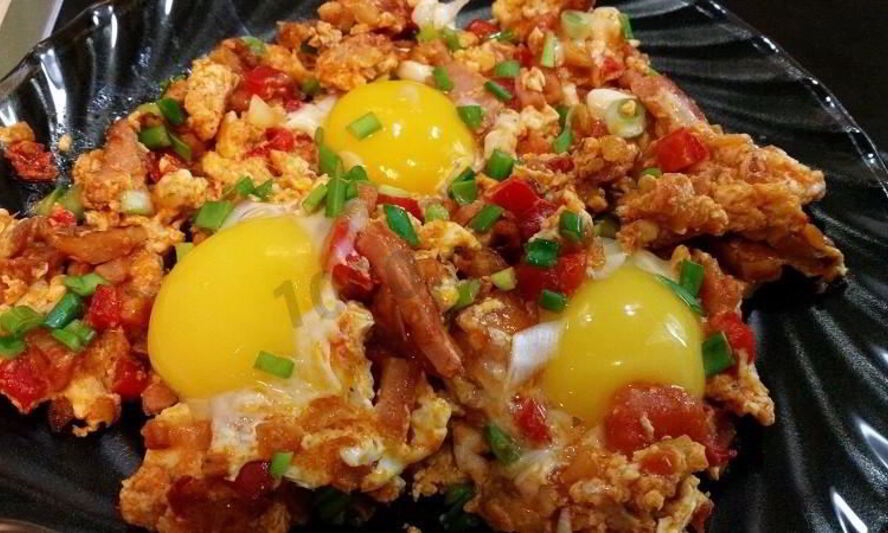 Рецепт вкуснейшей яичницы с копченой грудинкой, помидорами