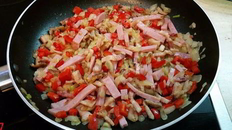 вкуснейшая яичница с копченой грудинкой, помидорами