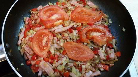 вкуснейшая яичница с копченой грудинкой, помидорами