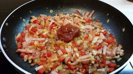 вкуснейшая яичница с копченой грудинкой, помидорами