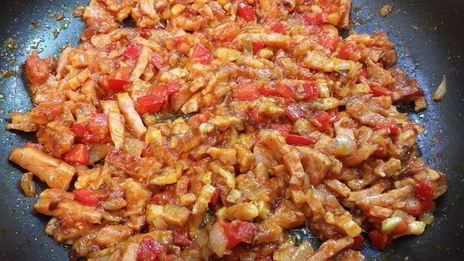 вкуснейшая яичница с копченой грудинкой, помидорами