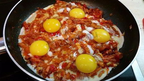 вкуснейшая яичница с копченой грудинкой, помидорами