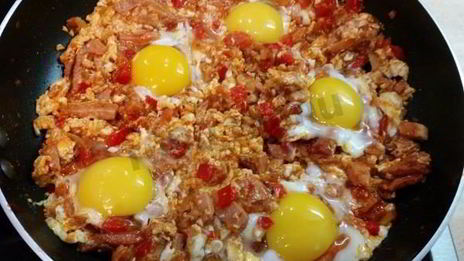 вкуснейшая яичница с копченой грудинкой, помидорами