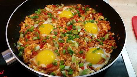 вкуснейшая яичница с копченой грудинкой, помидорами