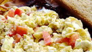 Яичница-болтунья с фетой и помидорами