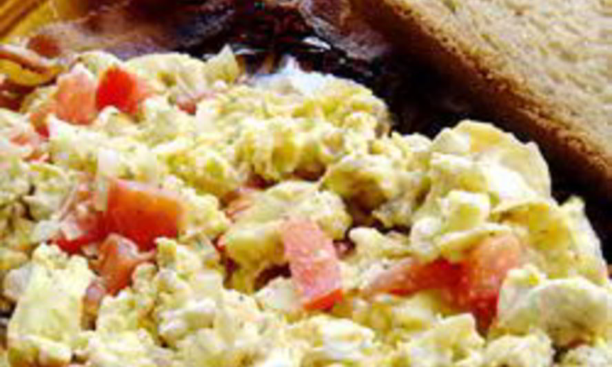 Рецепт яичницы-болтуньи с фетой и помидорами