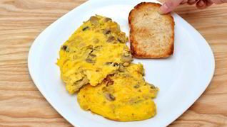 Яичница-болтунья с грибами