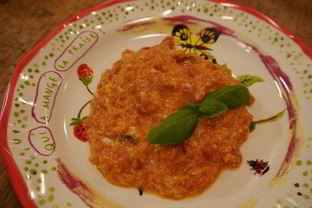 Яичница-болтунья с помидорами и базиликом