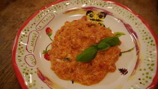 Яичница-болтунья с помидорами и базиликом