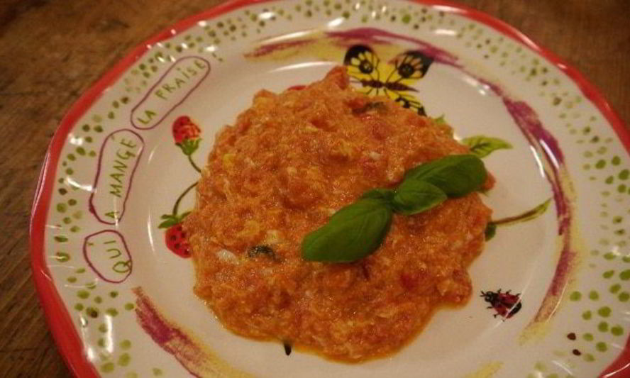 Рецепт яичницы-болтуньи с помидорами и базиликом