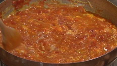 яичница-болтунья с помидорами и базиликом