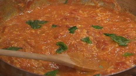 яичница-болтунья с помидорами и базиликом