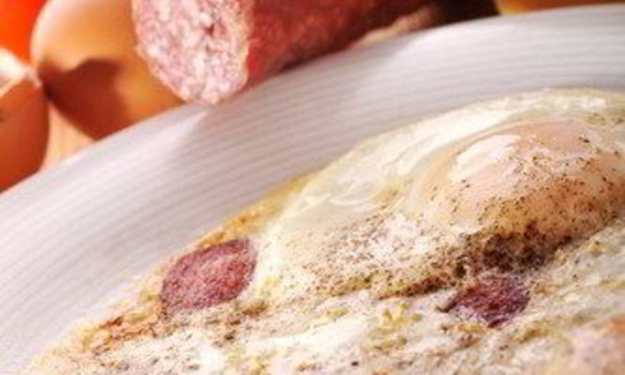 Рецепт яичницы-глазуньи с колбасой