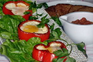 Яичница-глазунья в сладких перцах