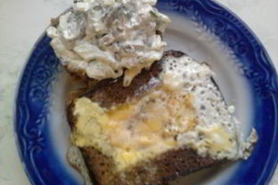 Яичница и закуска из селедки