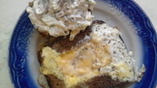 Яичница и закуска из селедки