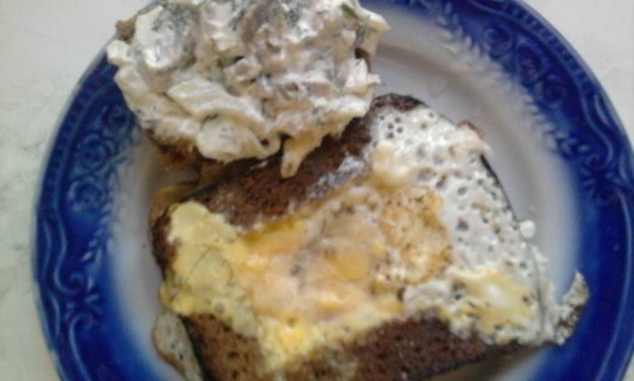 Рецепт яичницы и закуска из селедки