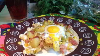 Яичница и запеченный картофель с беконом и ароматными травами