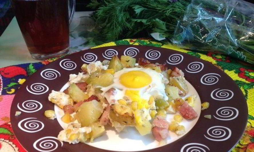 Рецепт яичницы и запеченный картофель с беконом и ароматными травами