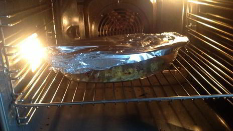 яичница и запеченный картофель с беконом и ароматными травами