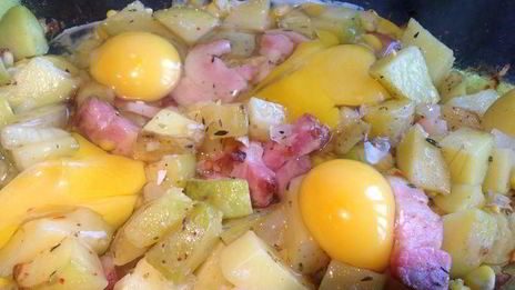 яичница и запеченный картофель с беконом и ароматными травами