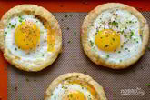 Яичница на слоеном тесте
