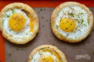 Яичница на слоеном тесте