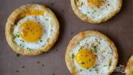 яичница на слоеном тесте