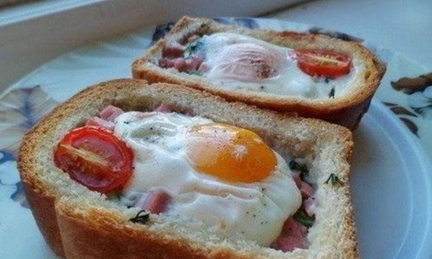 Рецепт яичницы с беконом и помидорами в хлебе