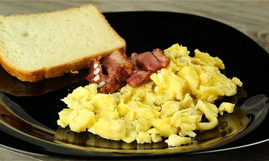 Рецепт яичницы с беконом в микроволновке