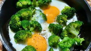 Яичница с брокколи